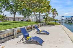 Fins & Grins, Apollo Beach