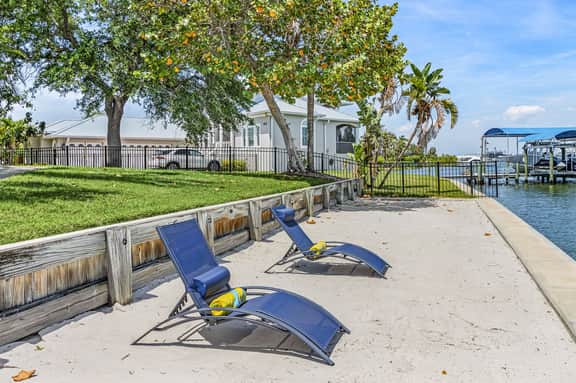 Fins & Grins, Apollo Beach